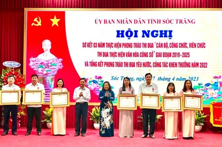 Trao Huân chương Lao động của Chủ tịch nước cho các tập thể, cá nhân đạt thành tích xuất sắc phong trào thi đua 3 năm qua của tỉnh Sóc Trăng.