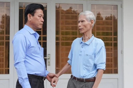 Phó Chủ tịch Ủy ban MTTQ tỉnh Bà Rịa-Vũng Tàu Trần Văn Lợi khảo sát ý kiến tại gia đình ông Trần Văn Bôn, phường Hắc Dịch, thị xã Phú Mỹ. 