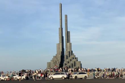 Tháp Nghinh Phong bên bờ biển thành phố Tuy Hòa đến chiều mùng 5 Tết Nguyên Đán Ất Dậu 2025 vẫn rất đông khách du lịch đến tham quan, chụp ảnh lưu niệm...