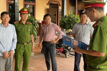 Cơ quan Cảnh sát điều tra Công an tỉnh Quảng Bình tiến hành khám xét nơi ở của Hoàng Văn Đức. (Ảnh: CTV)