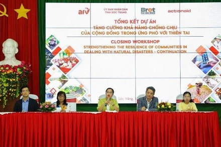 Các đại biểu tham gia trao đổi và bàn luận về ứng dụng công nghệ thông tin trong phòng, chống thiên tai và ứng phó với biến đổi khí hậu. 