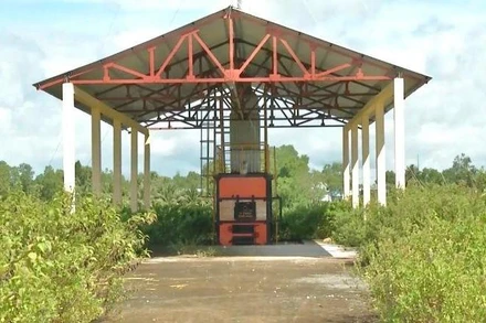 Công trình lò đốt rác ở huyện Phước Long (Bạc Liêu) xây dựng hơn 5 tỷ đồng rồi bỏ hoang phí, cỏ mọc um tùm. 