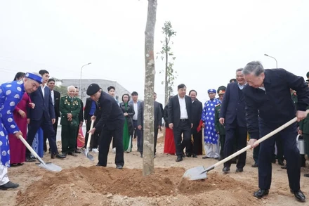 Tổng Bí thư Tô Lâm cùng các đại biểu trồng cây tại thị xã Mỹ Hào. (Ảnh: Thống Nhất/TTXVN)