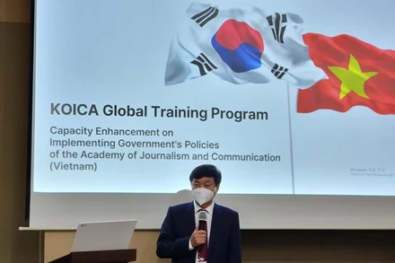 PGS, TS Phạm Minh Sơn trình bày Báo cáo Quốc gia tại phiên khai mạc khóa tập huấn.