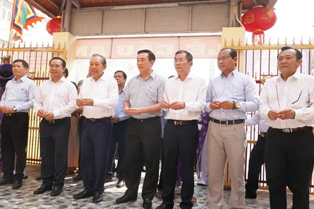 Nguyên Phó Thủ tướng Thường trực Chính phủ Trương Hòa Bình (thứ ba từ trái qua) cùng lãnh đạo tỉnh Long An dâng hương Vía Bà Ngũ hành Long Thượng. 