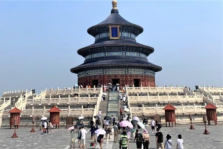 Ảnh minh họa: Năm 2023, Trung Quốc tập trung thúc đẩy tăng trưởng kinh tế (trong ảnh: Khách du lịch tham quan công viên Thiên Đàn ở thủ đô Bắc Kinh). (Ảnh: HỮU HƯNG)