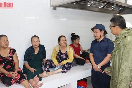 Chủ tịch Ủy ban nhân dân tỉnh Đặng Văn Minh động viên bà con vào trú tránh bão tại ký túc xá Khu liên hợp sản xuất gang thép Hòa Phát Dung Quất.