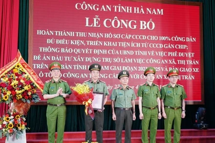 Thứ trưởng Nguyễn Duy Ngọc trao Thư khen của Bộ trưởng Công an tặng Công an tỉnh Hà Nam, đơn vị dẫn đầu cả nước hoàn thành 100% chỉ tiêu cấp căn cước công dân gắn chíp cho công dân.