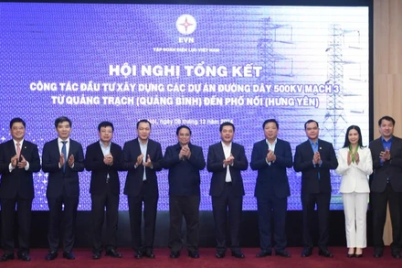 Thủ tướng Phạm Minh Chính và lãnh đạo Bộ Công thương, Tập đoàn Điện lực Việt Nam.