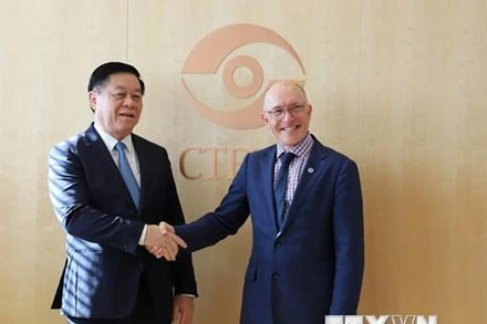 Trưởng Ban Tuyên giáo Trung ương Nguyễn Trọng Nghĩa làm việc với ông Robert Floy, Tổng Thư ký Ủy ban Trù bị của Tổ chức cấm thử hạt nhân toàn diện (CTBTO). (Ảnh: TTXVN)