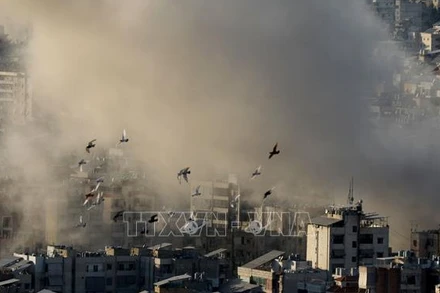 Khói bốc lên sau cuộc không kích của Israel xuống thủ đô Beirut, Liban. Ảnh: THX/TTXVN