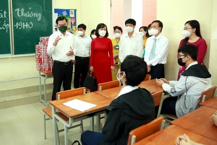 Lãnh đạo tỉnh Đồng Nai kiểm tra phòng, chống dịch Covid-19 tại Trường trung học phổ thông chuyên Lương Thế Vinh vào tháng 2/2022.