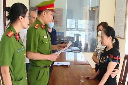 Cơ quan công an thi hành quyết định khởi tố, tạm giữ hình sự bị can để điều tra mở rộng vụ án.