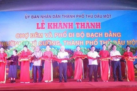 Các đại biểu thực hiện nghi thức khánh thành Chợ đêm và Phố đi bộ Bạch Đằng.