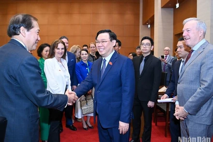 Chủ tịch Quốc hội Vương Đình Huệ với các doanh nghiệp Hội đồng Kinh doanh Hoa Kỳ-ASEAN tại cuộc làm việc. (Ảnh: DUY LINH)