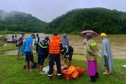 Lực lượng chuyên nghiệp cùng nhân dân triển khai tìm kiếm nạn nhân.