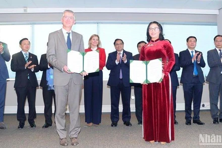 Lãnh đạo Học viện Nông nghiệp Việt Nam trao Biên bản thỏa thuận hợp tác với các đối tác của Hà Lan trước sự chứng kiến của Thủ tướng Phạm Minh Chính.