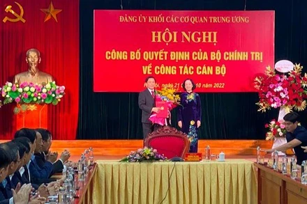 Đồng chí Trương Thị Mai trao quyết định và tặng hoa chúc mừng đồng chí Nguyễn Văn Thể.