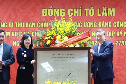 Tổng Bí thư Tô Lâm tặng Thư của Chủ tịch Hồ Chí Minh gửi Hội nghị cán bộ y tế đầu năm 1955. (Ảnh: TTXVN)