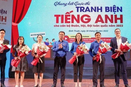 Ban Tổ chức tặng hoa Ban Giám khảo cuộc thi và 4 đội dự thi vòng chung kết. 