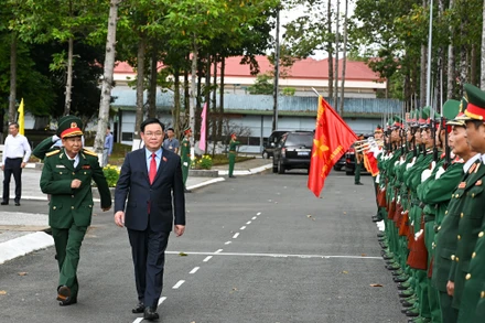 [Ảnh] Chủ tịch Quốc hội Vương Đình Huệ thăm, chúc Tết Bộ Chỉ huy quân sự tỉnh An Giang 