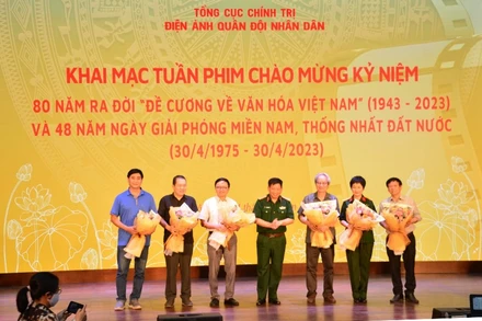 Thiếu tướng Lê Xuân Sang tặng hoa các nghệ sĩ và đơn vị sản xuất có phim tham gia Tuần phim. 