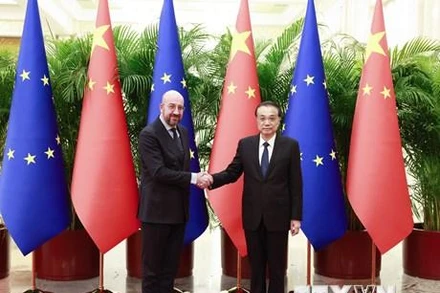 Thủ tướng Trung Quốc Lý Khắc Cường (phải) và Chủ tịch Hội đồng châu Âu (EC) Charles Michel (trái) trong cuộc gặp tại Bắc Kinh, ngày 1/12/2022. (Ảnh: THX/TTXVN)