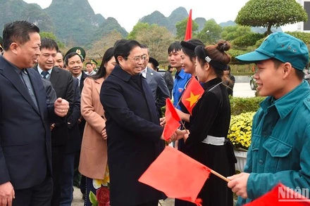 Thủ tướng Phạm Minh Chính chúc Tết công nhân, người lao động có hoàn cảnh khó khăn và đồng bào các dân tộc thị trấn Tà Lùng, huyện Quảng Hòa.