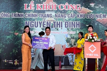 Đại diện nhà tài trợ trao bảng tượng trưng xây dựng công trình chỉnh trang, nâng cấp Khu lưu niệm Nguyễn Thị Định. 