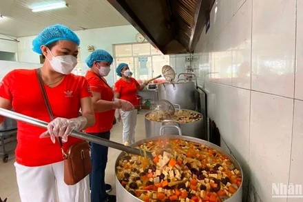 Các tình nguyện viên nấu ăn tại Bếp. 