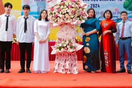 Trường trung học phổ thông Nguyễn Viết Xuân - Trường làng làm nên kỳ tích 