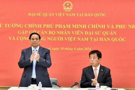 Thủ tướng Phạm Minh Chính gặp gỡ cán bộ, nhân viên Đại sứ quán, cộng đồng người Việt Nam tại Hàn Quốc