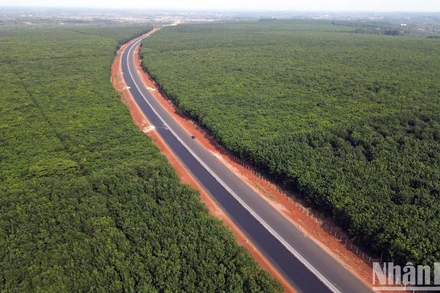 Cao tốc Phan Thiết-Dầu Giây trước thời điểm hoàn thành 1 tháng. (Ảnh: Thiên Vương)