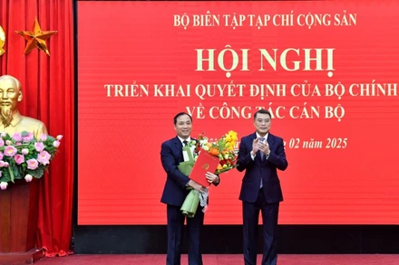 Ủy viên Bộ Chính trị, Bí thư Trung ương Đảng, Trưởng Ban Tổ chức Trung ương Lê Minh Hưng trao Quyết định và chúc mừng đồng chí Hoàng Trung Dũng nhận nhiệm vụ mới. (Ảnh: Đăng Khoa)