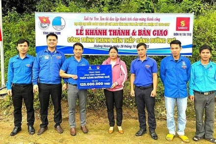Tỉnh đoàn Kon Tum bàn giao công trình thanh niên “Thắp sáng đường quê” tại xã Mường Hoong, huyện Đăk Glei.