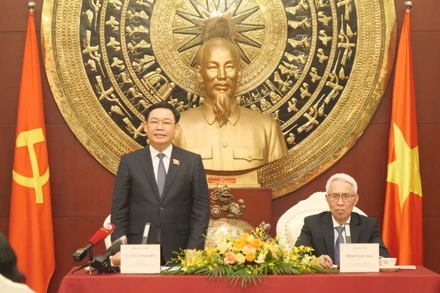 Chủ tịch Quốc hội Vương Đình Huệ phát biểu ý kiến tại cuộc gặp cộng đồng người Việt Nam tại Trung Quốc.