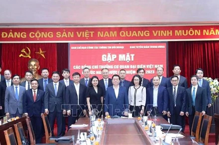 Trưởng Ban Tuyên giáo Trung ương Nguyễn Trọng Nghĩa và các đại biểu tại buổi gặp mặt. (Ảnh: TTXVN)
