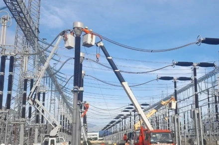 Thi công sửa chữa xuyên Tết, thay thế thiết bị biến dòng điện cấp điện áp 500kV tại Trạm biến áp 500kV Vĩnh Tân (Bình Thuận).