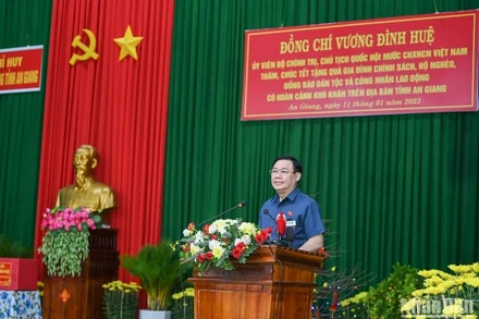 Chủ tịch Quốc hội Vương Đình Huệ phát biểu thăm hỏi, chúc Tết gia đình chính sách, hộ nghèo, đồng bào dân tộc và công nhân lao động có hoàn cảnh khó khăn tỉnh An Giang. (Ảnh Duy Linh)