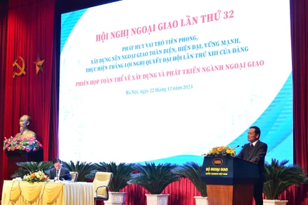 [Ảnh] Phiên họp toàn thể về xây dựng và phát triển ngành ngoại giao 