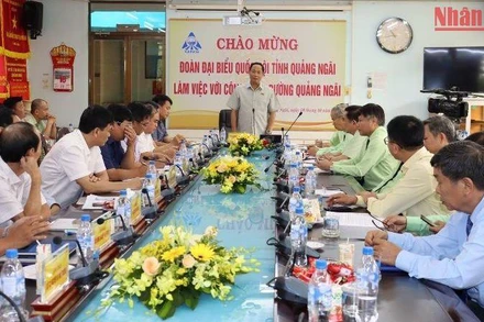 Phó Chủ tịch Quốc hội Trần Quang Phương phát biểu tại buổi làm việc với Công ty cổ phần đường Quảng Ngãi.