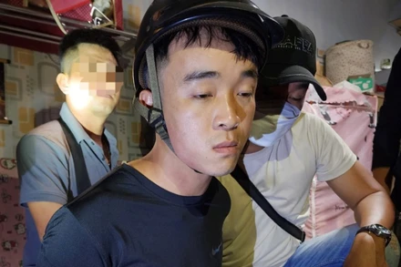 Đối tượng Lê Phú Cao sa lưới sau gần 36 giờ lẩn trốn. (Ảnh: Công an cung cấp)