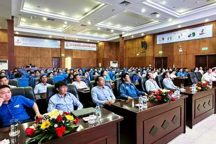 Cán bộ, kỹ sư, công nhân Công ty cổ phần Lọc hoá dầu Bình Sơn chăm chú lắng nghe tuyên truyền về biển đảo.