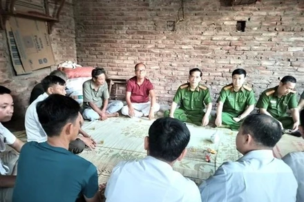 Đoàn công tác Công an huyện Mỹ Đức bày tỏ chân thành xin lỗi gia đình anh Nguyễn Văn X. (sinh năm 1983) ở thôn Ái Nàng, xã An Phú (Mỹ Đức, Hà Nội). (Ảnh: TTXVN phát)