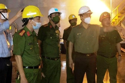 Lãnh đạo Công an Hà Tĩnh kiểm tra chỉ đạo công tác điều tra nguyên nhân tại nơi xảy ra sự cố. (Ảnh: Công an Hà Tĩnh)