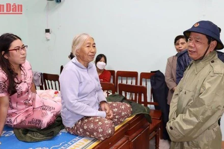 Chủ tịch Ủy ban nhân dân tỉnh Quảng Ngãi Đặng Văn Minh thăm hỏi người dân tại điểm sơ tán tập trung Ủy ban nhân dân xã Nghĩa Phú. (Ảnh: HIỂN CỪ)