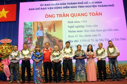 Ban Tổ chức tôn vinh 8 gương ưu tú có thành tích hiến máu nhiều lần được bình chọn tham dự chương trình Lễ Tôn vinh cấp quốc gia. 