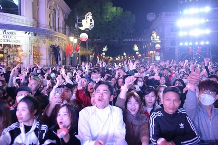 Rất đông người dân đã đổ về trung tâm thành phố Hà Nội để thưởng thức âm nhạc và chờ đón năm mới 2023. (Ảnh: Quang Thái) 