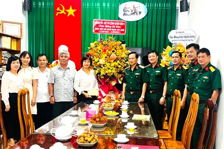 Lãnh đạo Quân khu 9 chúc mừng Cơ quan Thường trực Báo Nhân Dân tại Cần Thơ.