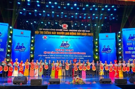 Ban Tổ chức tặng cờ lưu niệm cho các đơn vị tham dự Hội thi Tiếng hát người lao động TKV năm 2022.